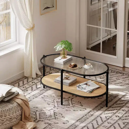 Tavolino da Caffè Ovale in Vetro con Effetto Onda, Ripiano in Rattan e Struttura in Metallo