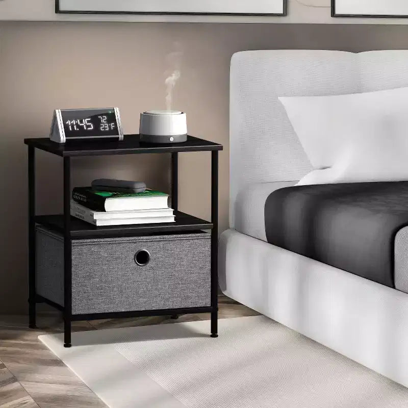Comodino a 1 cassetto con ripiano, struttura in acciaio, piano in legno e cassetto in tessuto facile da estrarre