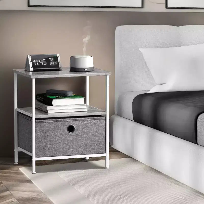 Comodino a 1 cassetto con ripiano, struttura in acciaio, piano in legno e cassetto in tessuto facile da estrarre