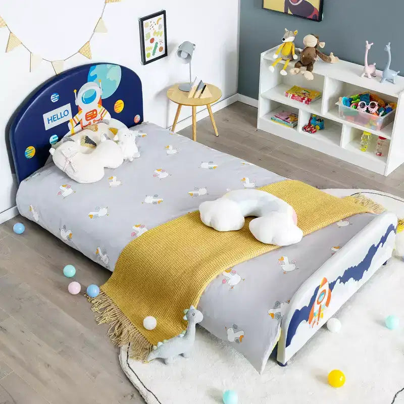 Letto imbottito con piattaforma per bambini, misura singola, motivo astronauta, struttura in legno